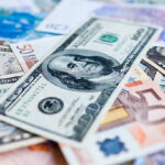 بوسط التقلبات الدولار يستقر بعد انخفاضات حصلت له