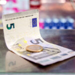 اليورو يتراجع أمام الدولار وسط ترقّب بيانات التضخم الأوروبية واستقرار في موقف الفيدرالي