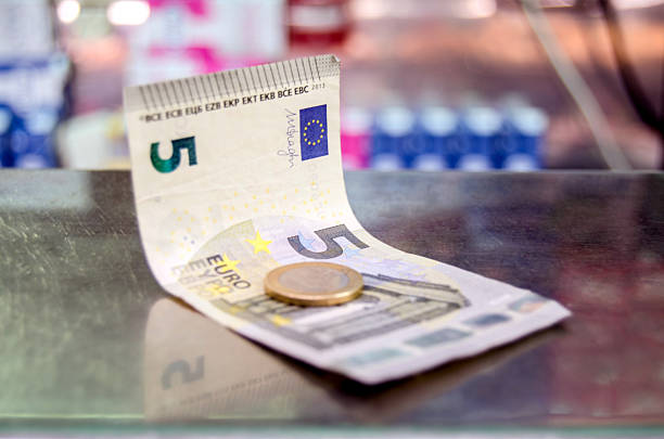 اليورو يتراجع أمام الدولار وسط ترقّب بيانات التضخم الأوروبية واستقرار في موقف الفيدرالي