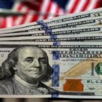 الدولار يهبط ويحقق الخسائر في نهاية الاسبوع مع تراكم التوقعات بخفض اسعار الفائدة