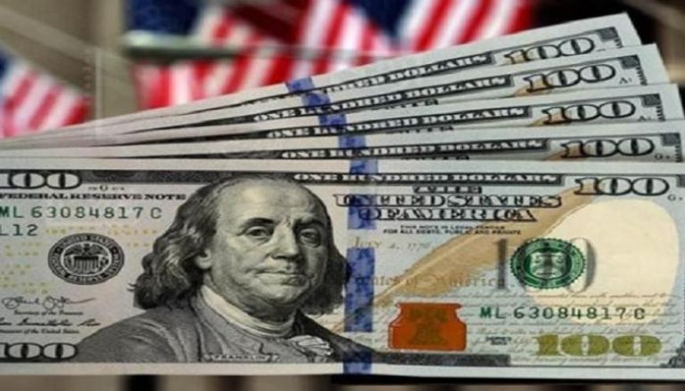 الدولار يهبط ويحقق الخسائر في نهاية الاسبوع مع تراكم التوقعات بخفض اسعار الفائدة