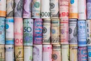 اليورو يتراجع أمام الدولار وسط ترقّب بيانات التضخم الأوروبية واستقرار في موقف الفيدرالي