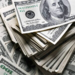 الدولار يتلقى دعمًا من بيانات العمل وإقالة مفاجئة لمسؤولة أميركية