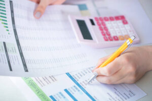 التداول، التدوين، التصميم وأكثر: كيف تبدأ رحلة الدخل الشهري من الإنترنت؟ 