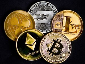 تراجع البيتكوين وسط ترقّب الأسواق، وصعود جماعي للعملات البديلة