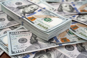 الدولار الأميركي في مفترق طرق: هل تُشعل التعريفات الجمركية موجة تضخم جديدة؟