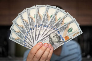 الدولار يستقر بعد موجة تراجع… والأسواق تترقب بيانات الإسكان واجتماع الفيدرالي