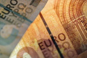 اليورو ينتعش مدعومًا باتفاق تجاري وتراجع توقعات خفض الفائدة في أوروبا