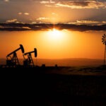 أسعار النفط تتراجع مع ضغوط التعريفات الأمريكية ومخاوف الطلب الموسمي