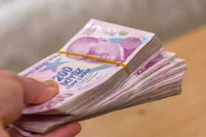 الليرة التركية تتراجع لمستوى تاريخي جديد وسط تصعيد سياسي يزيد مخاوف المستثمرين
