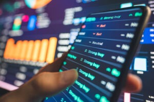 وول ستريت تتراجع مع تهديدات ترامب التجارية وتصاعد المخاطر الجيوسياسية