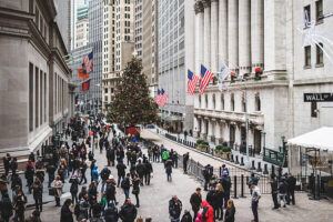 غم انخفاض الأرباح… جي بي مورغان يستفيد من تقلبات السوق وانتعاش الصفقات