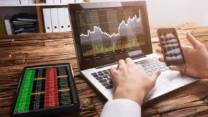 نيكاي يعوّض خسائره والأسواق العالمية تتباين في انتظار نتائج إنفيديا