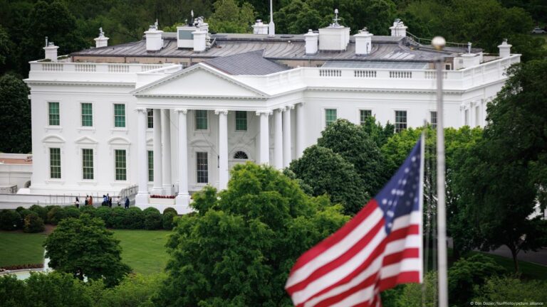 البيت الأبيض يحاول طمأنة الأسواق رغم تباطؤ التوظيف: الاقتصاد لا يزال متينًا