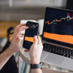 الأسواق العالمية تتقلب بعد تصريحات باول: الذهب، النفط، والمؤشرات الأمريكية