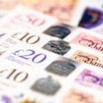 الإسترليني يسجل أعلى مستوى في خمسة أسابيع وسط ترقب بيانات النمو البريطاني