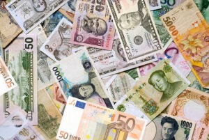 الدولار يتخلى عن بعض مكاسبه ويتراجع 0.3% عقب إقالة ليزا كوك
