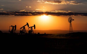 الأسواق تترقب: الذهب والنفط بين ضغوط البيانات الأمريكية وآمال انفراجة سياسية