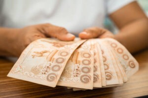 "تقلبات الأسواق الآسيوية وسط ضغوط الدولار وتوقعات خفض الفائدة الأمريكية"
