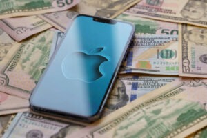  شركة آبل تترقب إطلاق آيفون 17: ارتفاعات في وول ستريت وضغوط على السهم قبل طفرة الذكاء الاصطناعي