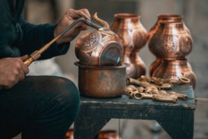 تحركات السلع العالمية بين دعم التوترات وضغوط المعروض
