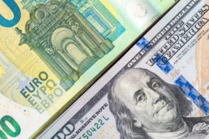 اليورو يتراجع أمام قوة الدولار مع تزايد الشكوك حول مسار الفائدة