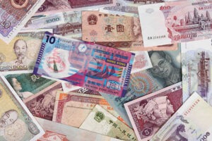 العملات الآسيوية تتحرك بحذر مع استقرار الدولار وترقّب قرارات بنك اليابان