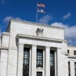 الاحتياطي الفيدرالي الأمريكي: مهامه وقراراته الأخيرة وتأثيره على الاقتصاد العالمي