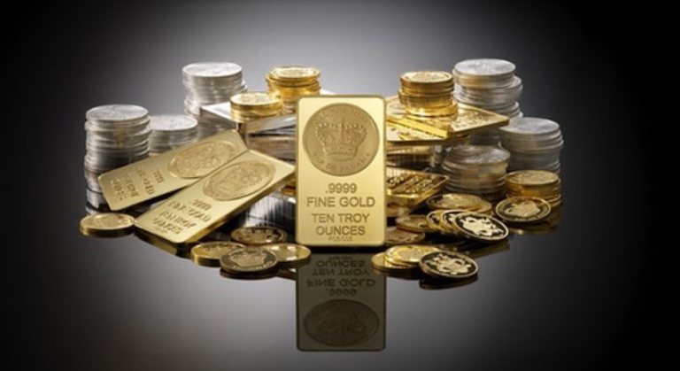 الذهب يتراجع عن قمّته التاريخية مع جني الأرباح وارتفاع الدولار الأمريكي