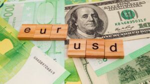 اليورو والدولار... علاقة قوة تتبدل كل عقد!