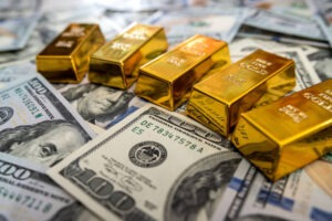 الذهب يحوم قرب مستويات قياسية وسط استمرار الإغلاق الحكومي وتوقعات خفض الفائدة