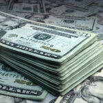 الدولار الأمريكي يرتفع هامشيًا وسط تصاعد التوتر التجاري وترقب بيانات التضخم الأمريكية