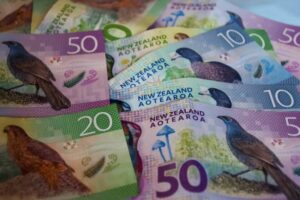 الدولار الأمريكي يحافظ على مكاسبه بعد تصريحات باول.. واليورو يرتفع وسط ثبات سياسة المركزي الأوروبي