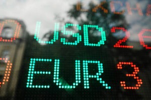 الدولار يقفز أمام العملات الأوروبية مع ترقّب الأسواق لاجتماع الفيدرالي الأمريكي