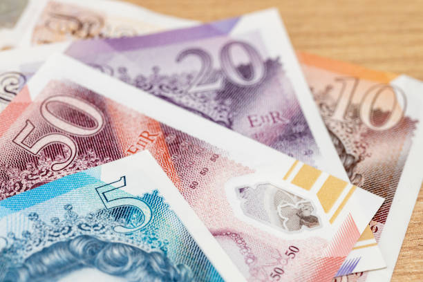 الجنيه الإسترليني يتراجع بعد بيانات أجور أضعف من المتوقع في المملكة المتحدة