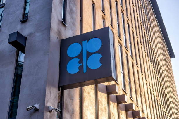 النفط يرتفع في آسيا وسط تقلبات المخزونات الأمريكية وترقب لزيادة إنتاج أوبك+