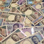 الين الياباني يتماسك قبل قمة “تاكايتشي–ترامب” واجتماع المركزي الياباني