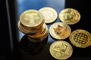 البيتكوين يستقر قرب 122 ألف دولار وسط حذر الأسواق ومخاوف الإغلاق الحكومي الأمريكي