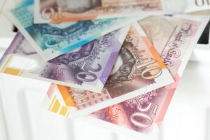 الجنيه الإسترليني يتراجع بعد بيانات أجور أضعف من المتوقع في المملكة المتحدة