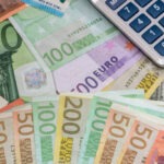 اليورو يرتفع مع ضعف الدولار وسط إيجابية سياسية في فرنسا اليوم 15 أكتوبر