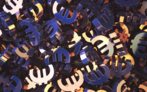 اليورو يتراجع بعد صعود قوي… جني أرباح يضغط على العملة رغم إشارات التعافي الاقتصادي في أوروبا