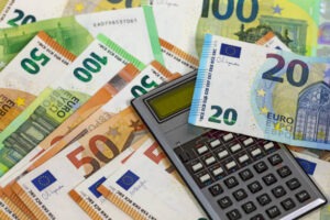   اليورو يرتفع مع ضعف الدولار وسط إيجابية سياسية في فرنسا اليوم 15 أكتوبر 