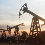 النفط يتراجع في آسيا مع تجدد المخاوف من فائض المعروض واستمرار قوة الدولار