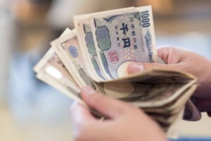 الين الياباني يتراجع بعد مكاسب قوية وسط ترقب لخطوات بنك اليابان