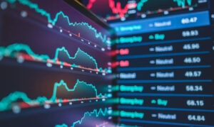  توتر الأسواق الأمريكية: الذهب يقفز والدولار يتراجع بعد تحقيق جنائي ضد باول