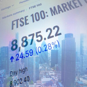 الأسهم البريطانية تتراجع والجنيه مستقر… نتائج قوية لشركات رئيسية تعزز التوقعات الاقتصادية