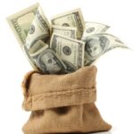 الدولار يواصل التراجع قرب أدنى مستوياته مع تصاعد ملف جرينلاند ودعم استرليني من التضخم