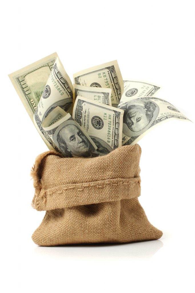 الدولار يواصل التراجع قرب أدنى مستوياته مع تصاعد ملف جرينلاند ودعم استرليني من التضخم