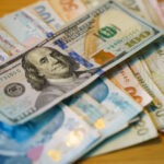 الدولار يتراجع مع تصاعد التوترات التجارية.. الين والفرنك ملاذًا آمنًا وسط تهديدات ترامب لأوروبا