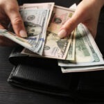 الدولار يتراجع والعملات الآسيوية تترقب وسط مخاوف استقلالية الفيدرالي وانتظار بيانات التضخم